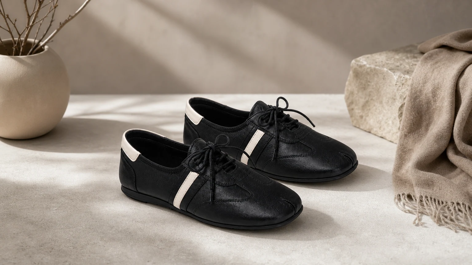Mocasines deportivos cómodos con puntera cuadrada y cordones negros mostrados en una escena de estilo de vida horizontal