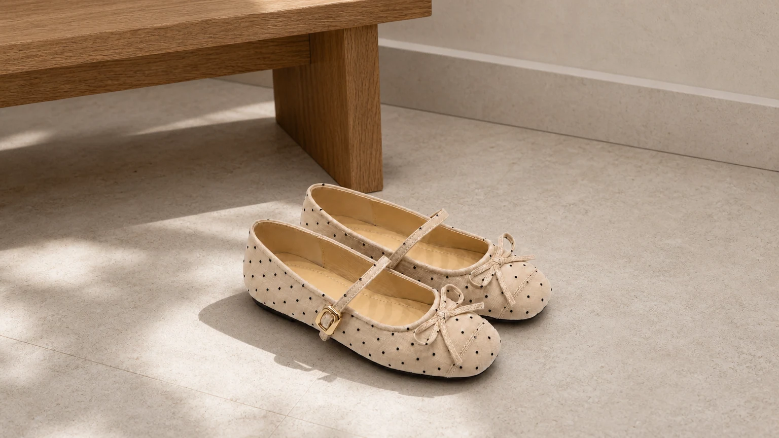 Chaussures plates Mary Jane confortables et classiques avec nœud dans une scène de style de vie douce