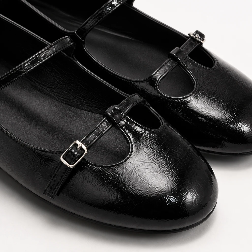Gros plan sur la finition polie des chaussures Mary Jane et les détails de la sangle
