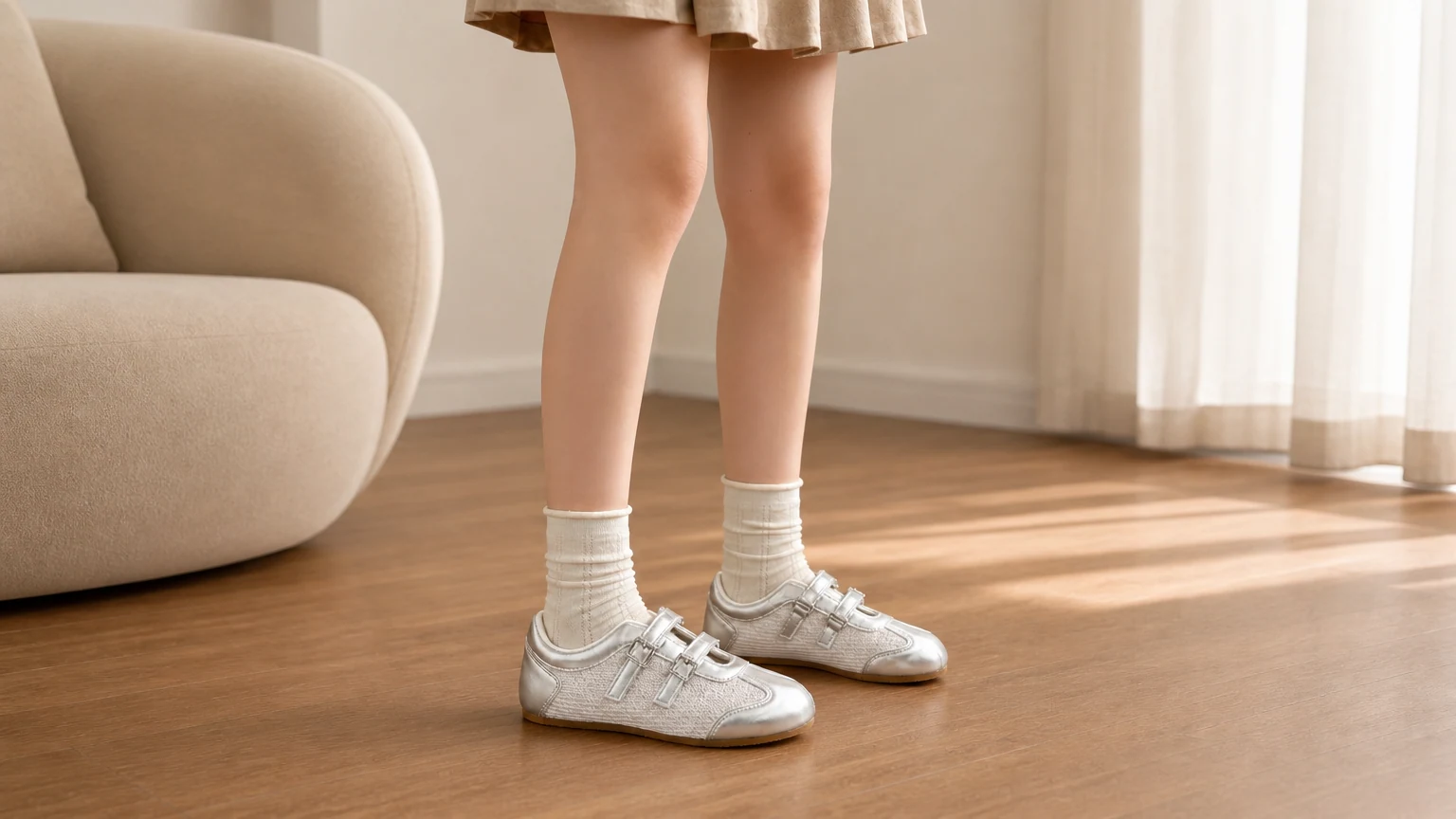 Leichte Vintage-Walking-Flats mit doppelten Riemen im hellen Lifestyle-Stil