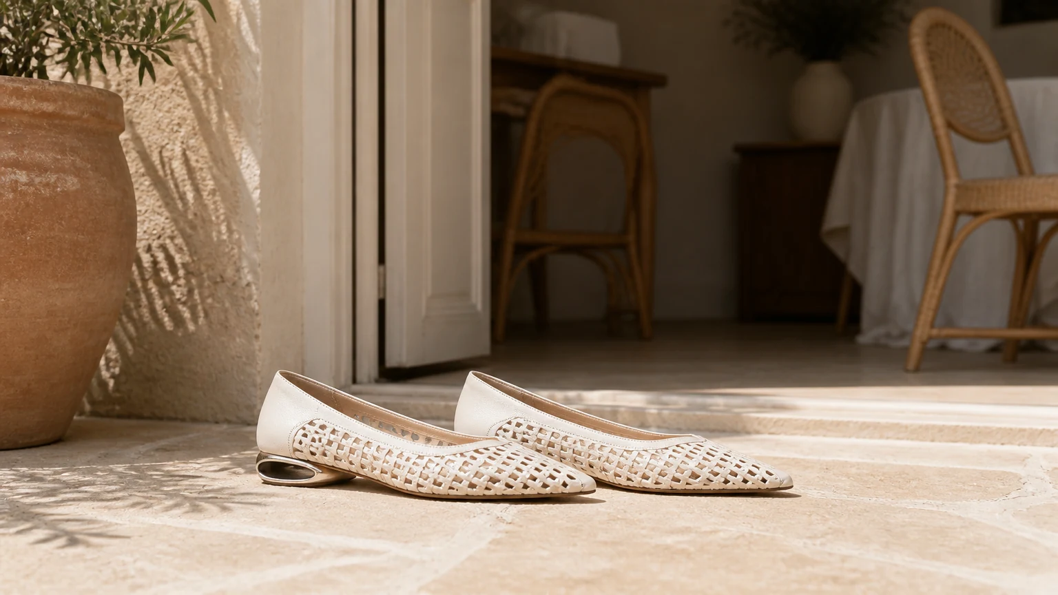 Getextureerde flats met puntige neus, gestyled in een strakke lifestyle-setting