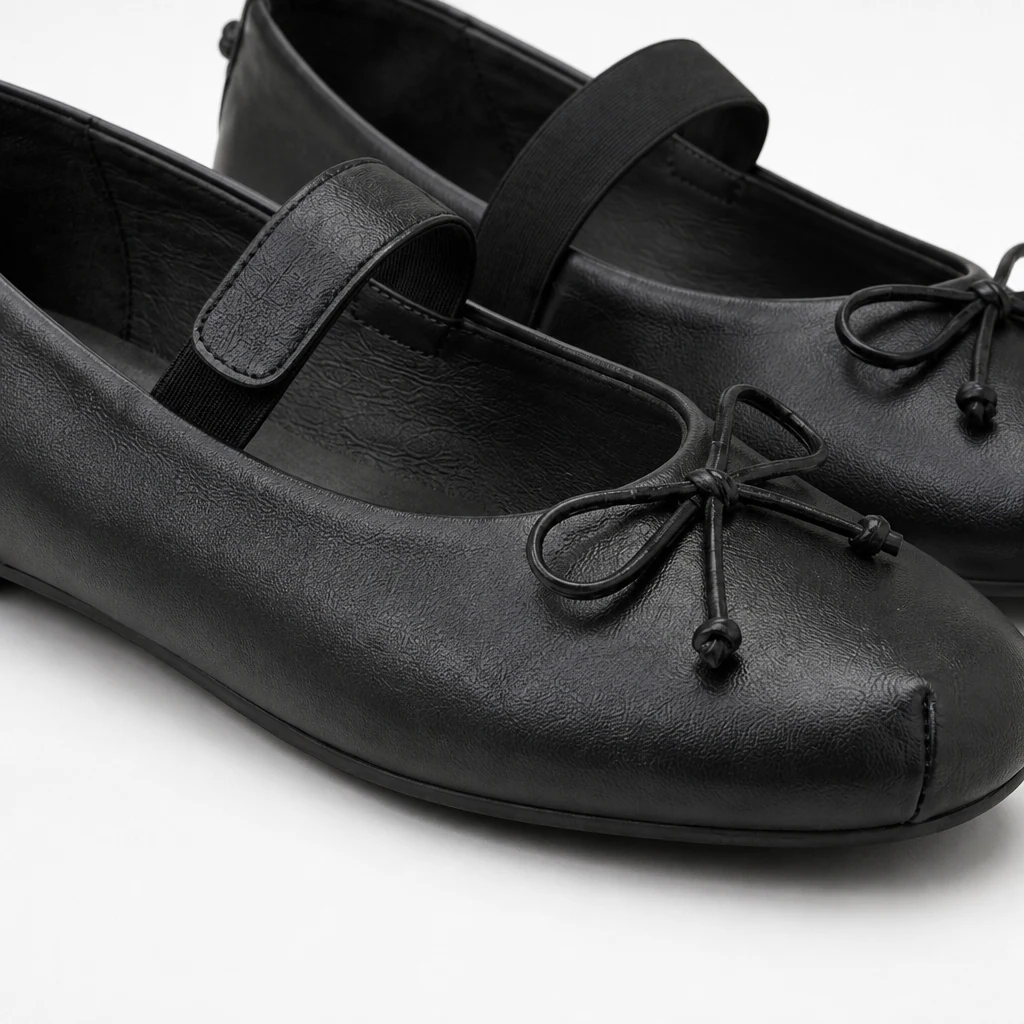 Detailaufnahme einer Mary-Jane-Wohnung aus Satin mit Schleife und elastischem Riemen