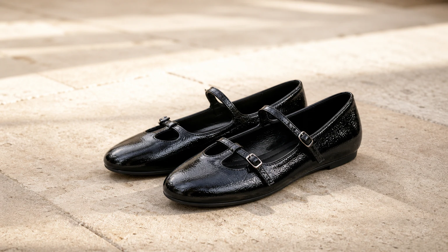 Chaussures Mary Jane polies conçues dans une scène de style de vie horizontale