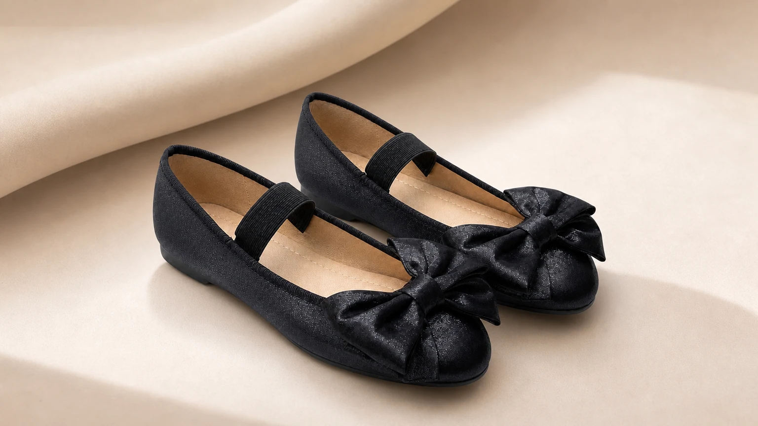Flache Mary-Jane-Schuhe mit Schleifendetail und sanfter horizontaler Szene